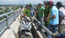 Thiếu nữ bỏ lại xe máy, iPhone rồi gieo mình xuống sông tự vẫn